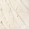 Close-up van de romige textuur van Phoenix Hair Products Shaping Clay. De matte haarklei is soepel uit te smeren en zorgt voor sterke hold, meer textuur en een natuurlijke matte finish.